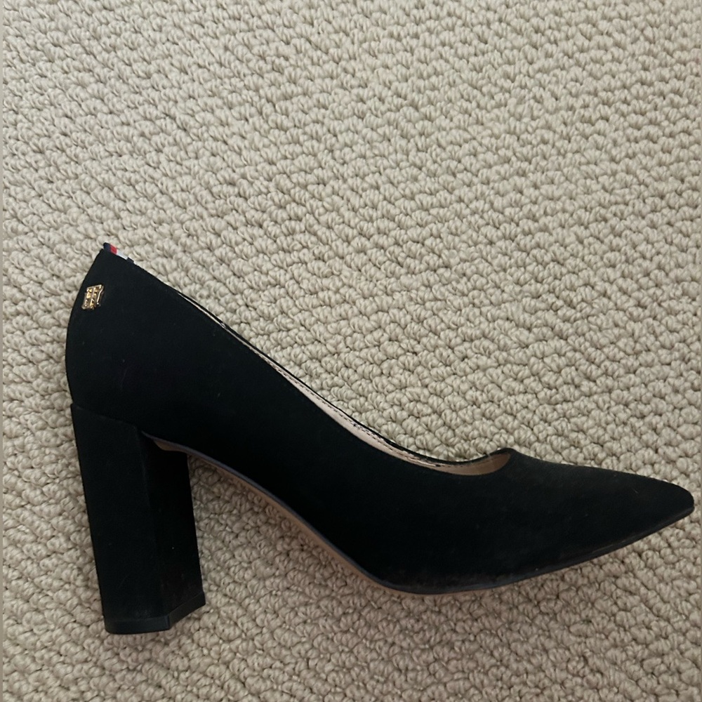 Tommy Hilfiger black pumps